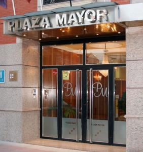 un cartel del alcalde de pizza en la parte delantera de un edificio en Hostal Plaza Mayor, en Torrejón de Ardoz