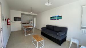 a living room with a couch and a kitchen at Las Cuatro Estaciones in Esquel