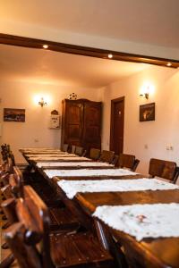 een vergaderzaal met een lange tafel en stoelen bij Pensiunea Poienita Ursului in Fundata