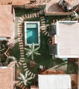 een uitzicht over een tuin met een zwembad bij Zero Meia Um Pousada in São Miguel do Gostoso