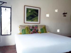 a bedroom with a large white bed in a room at Estudio sobre calle principal con vista a la plaza in Sayulita