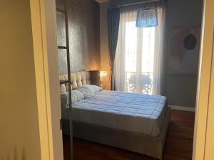 een slaapkamer met een bed voor een raam bij BB SAVOIA Affittacamere in Campobasso