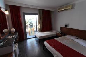 um quarto de hotel com uma cama e uma janela em Panda resort em Dahab