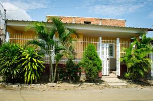 une maison avec des palmiers devant elle dans l'établissement La Posada de Joselito, à Crucita