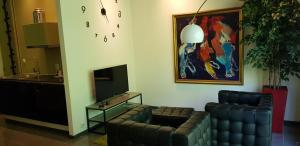 a living room with a couch and a tv at Noordersluis Studio's in Lelystad
