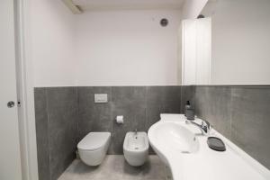 ein Bad mit einem Waschbecken und einem WC in der Unterkunft Appartamento Al Campanile in Montinelle