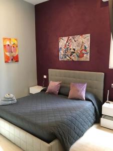 a bedroom with a bed with purple walls at Casa Beda in Bologna