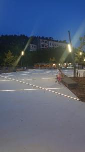 - une petite fille assise sur un court de tennis la nuit dans l'établissement Apartmani Lea, à Jadranovo