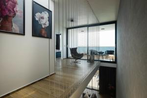 Una sala de estar con vista al mar. en Villa Skrisia, en Cesarica 56 fotos más
