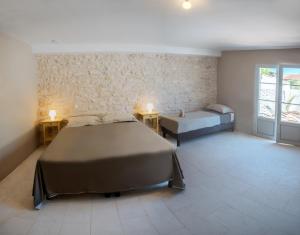 Un dormitorio con una cama y una bañera. en Le Logis du pêcheur, en La Cotinière