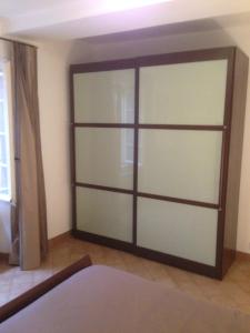 a sliding closet door in a room at Appart dans fermette in Audeville