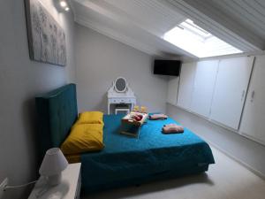 - une petite chambre avec un lit et une table dans l'établissement CASA MARIA, à Corfou