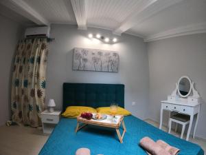 - une chambre avec un lit et un plateau de fruits dans l'établissement CASA MARIA, à Corfou