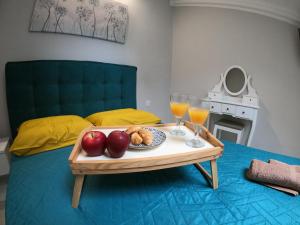 - un plateau de fruits et 2 verres de jus d'orange sur un lit dans l'établissement CASA MARIA, à Corfou