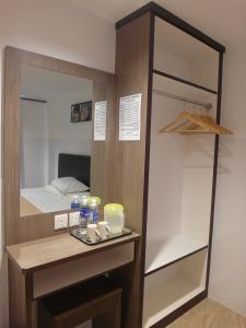 vestidor con espejo y cama en Comfort Two Hotel, en Melaka