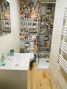 een badkamer met een witte wastafel en een douche bij CASA LOUNA T2 Plage 400m in La Seyne-sur-Mer
