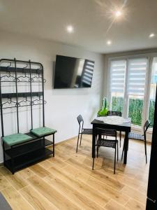 Televízia a/alebo spoločenská miestnosť v ubytovaní CASA LOUNA T2 Plage 400m