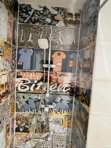 een badkamer met een muur bedekt met strips bij CASA LOUNA T2 Plage 400m in La Seyne-sur-Mer