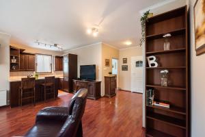 Televízia a/alebo spoločenská miestnosť v ubytovaní Arkadia Homely Apartament