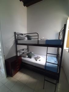 A bed or beds in a room at Kafenes house Αναπαλαιώμενο παραδοσιακό σπίτι