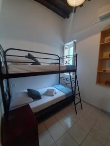 A bed or beds in a room at Kafenes house Αναπαλαιώμενο παραδοσιακό σπίτι