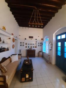 A seating area at Kafenes house Αναπαλαιώμενο παραδοσιακό σπίτι