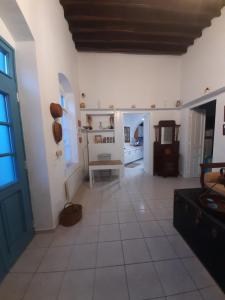 A seating area at Kafenes house Αναπαλαιώμενο παραδοσιακό σπίτι