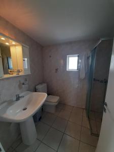 A bathroom at Kafenes house Αναπαλαιώμενο παραδοσιακό σπίτι