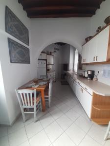 A kitchen or kitchenette at Kafenes house Αναπαλαιώμενο παραδοσιακό σπίτι