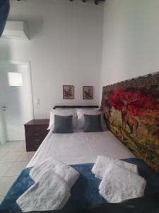 A bed or beds in a room at Kafenes house Αναπαλαιώμενο παραδοσιακό σπίτι