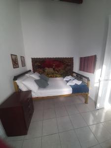 A bed or beds in a room at Kafenes house Αναπαλαιώμενο παραδοσιακό σπίτι