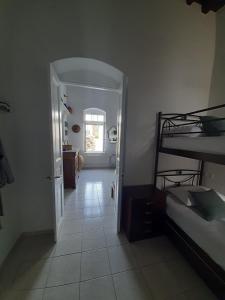 A bed or beds in a room at Kafenes house Αναπαλαιώμενο παραδοσιακό σπίτι