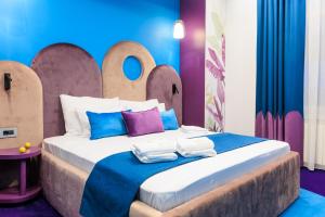1 dormitorio con 1 cama con 2 toallas en Vilacrosse Boutique Inn en Bucarest