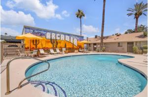 a swimming pool at a resort with chairs and umbrellas at Cozy Suite w Pool and Free Parking At Phoenix in Phoenix