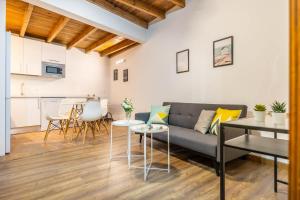 uma sala de estar com um sofá e uma mesa em Apartamento Macarena, en el Centro de Sevilla em Sevilha