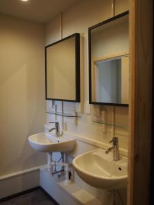 A bathroom at 328 Hostel & Lounge