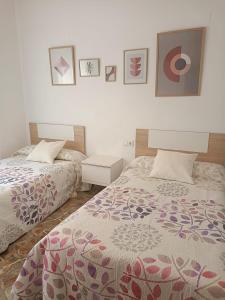 1 dormitorio con 2 camas y cuadros en la pared en Casa Cerca de Playa Gandia , Denia , Oliva y Benidorm, en Rafelcofer