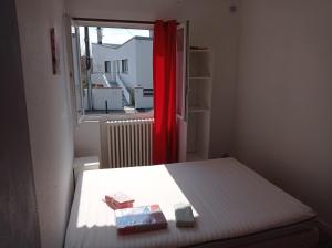 a small room with a bed and a window at Chambre meublée indépendante, avec piscine et jardin, 1 lit pour 2 personnes in Toulouse