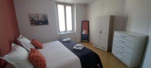 Łóżko lub łóżka w pokoju w obiekcie Joli appartement climatisé