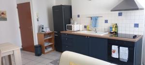 Kuchnia lub aneks kuchenny w obiekcie Joli appartement climatisé