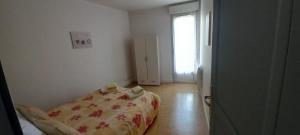 Łóżko lub łóżka w pokoju w obiekcie Joli appartement climatisé