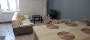 Telewizja i/lub zestaw kina domowego w obiekcie Joli appartement climatisé