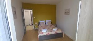 Łóżko lub łóżka w pokoju w obiekcie Joli appartement climatisé