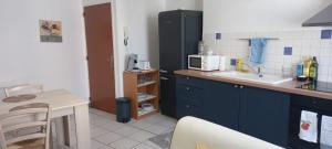 Kuchnia lub aneks kuchenny w obiekcie Joli appartement climatisé