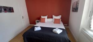 Łóżko lub łóżka w pokoju w obiekcie Joli appartement climatisé