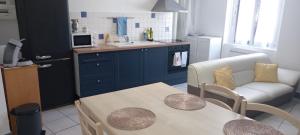 Kuchnia lub aneks kuchenny w obiekcie Joli appartement climatisé