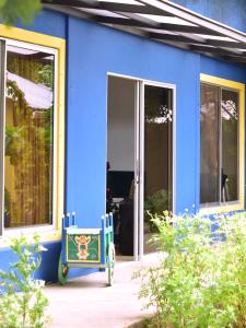 uma casa azul com um carro de brinquedo à frente. em Guesthouse Congo Tempisque em Libéria