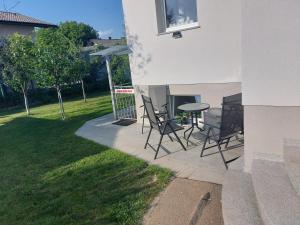 un patio con sillas y una mesa en SPRING APT with garden and FREE secure parking, en Domžale