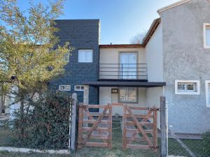 una casa con una puerta y una valla en Campos de Dios in 