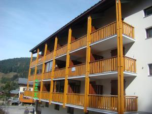 un edificio con balcones en un lateral en Studio au calme face aux montagnes dans station de ski en La Morte